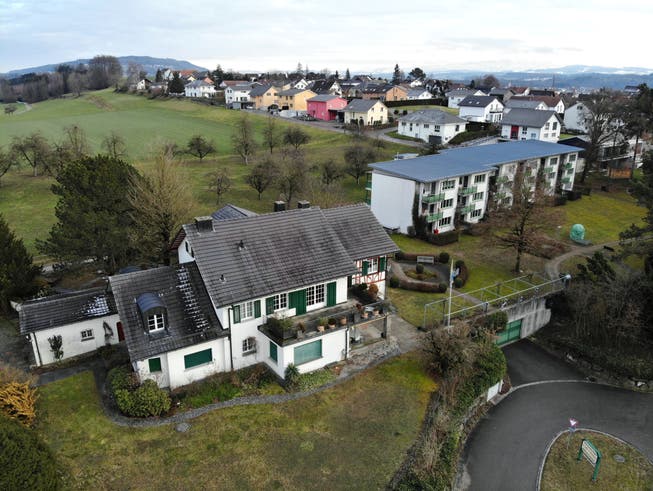 Das Chürzi-Areal in Wigoltingen mit der Villa Fleig und dem Block mit den Mietwohnungen im Hintergrund. (Bild: Mario Testa)