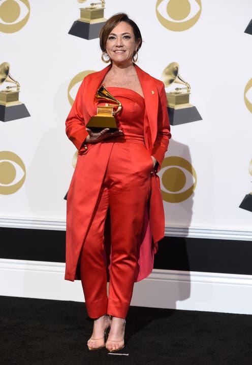 Claudia Brant posiert mit dem Grammy für das beste Ltin-Pop-Album («Sincera»). (Bild: Chris Pizzello/Invision/AP (Los Angeles, 10. Februar 2019))