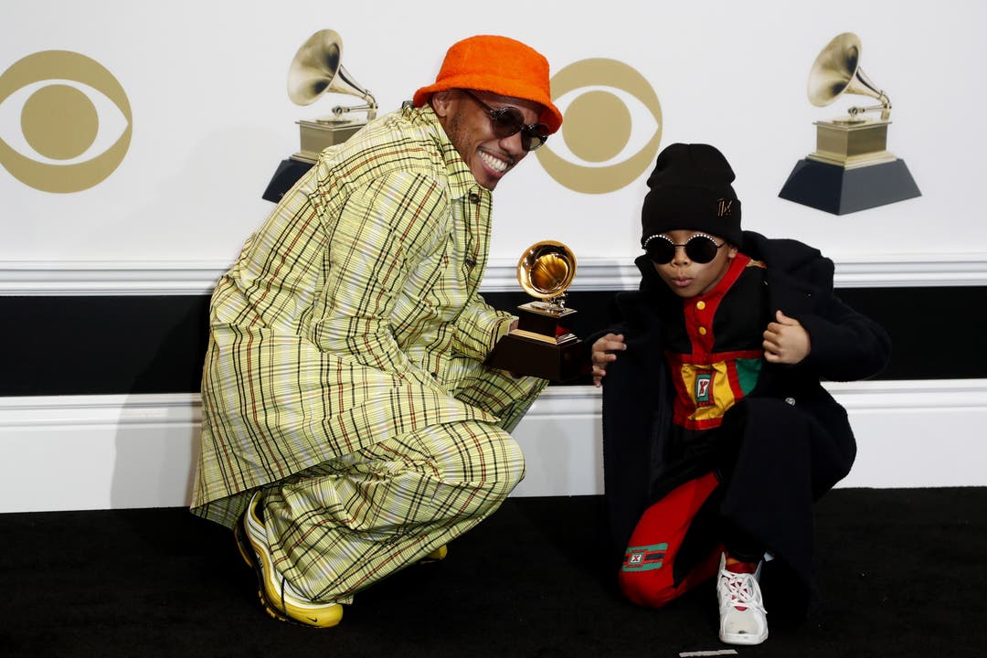 Anderson .Paak und sein Sohn Soul Rasheed posieren mit dem Grammy für die beste Rap-Darbietung («Bubblin»). (Bild: John G. Mabanglo (Los Angeles, 10. Februar 2019))
