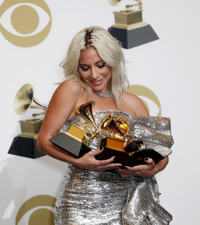 Lady Gaga hält die Grammys für die beste Solodarbietung («Joanne (Where Do You Think You're Goin'?)»), die beste Darbietung eines Duetts mit Bradley Cooper und als Komponistin für «Shallow» aus dem Musikfilm «A Star is Born» in den Händen. (Bild: John G. Mabanglo (Los Angeles, 10. Februar 2019))
