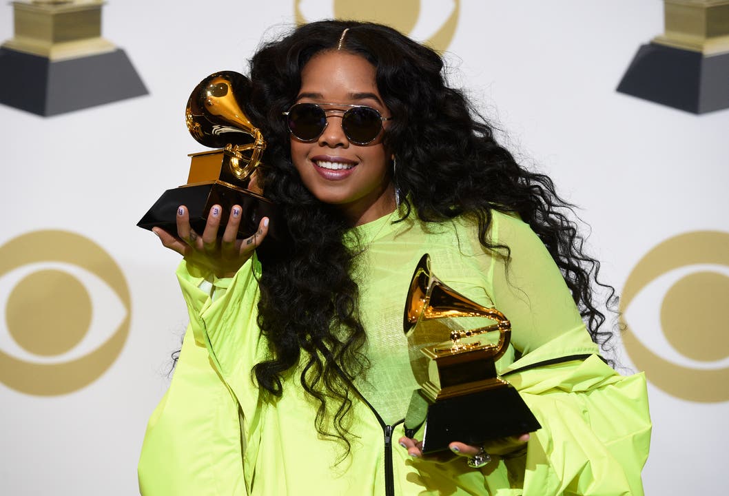 H.E.R. zeigt ihre Grammys für das beste R&amp;B-Album («H.E.R.») und die beste R&amp;B-Darbietung («Best Part»). (Bild: Chris Pizzello/Invision/AP (Los Angeles, 10. Februar 2019))