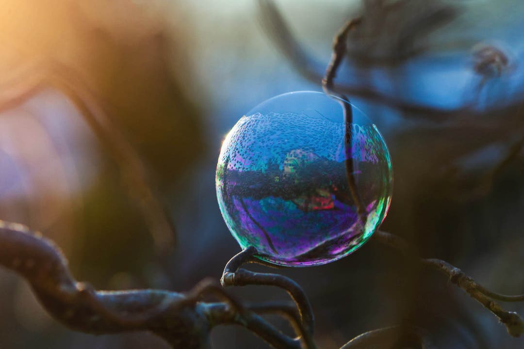 Jetzt gefrieren die Seifenblasen nicht mehr komplett, es ist zu warm. Der Effekt ist trotzdem schön! (Bild: Petra Jung, Hämikon, 13. Februar 2019)