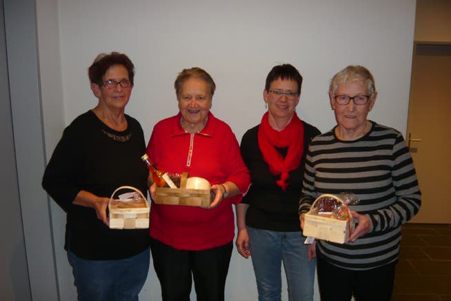 Die Jassplausch-Gewinnerinnen mit der Präsidentin: Rosmarie Gisler, Annemarie Herger, Agnes Herger und Babette Herger (von links). (Bild: PD)