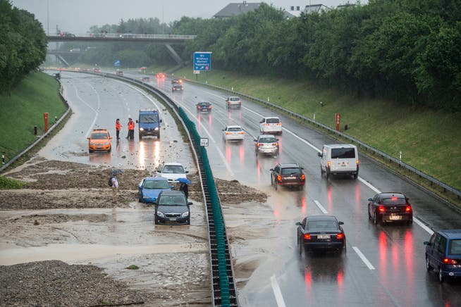 Wasser, Schutt und Schlamm auf der A1 – ein Szenario, welches das Hochwasserschutz-Projekt Region Wil künftig vermeiden will. (Bild: ky/Ennio Leanza)