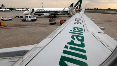 Alitalia-Jets warten auf den Start auf dem Flughafen in Mailand (Bild: Luca Bruno/AP, 7. Mai 2014)