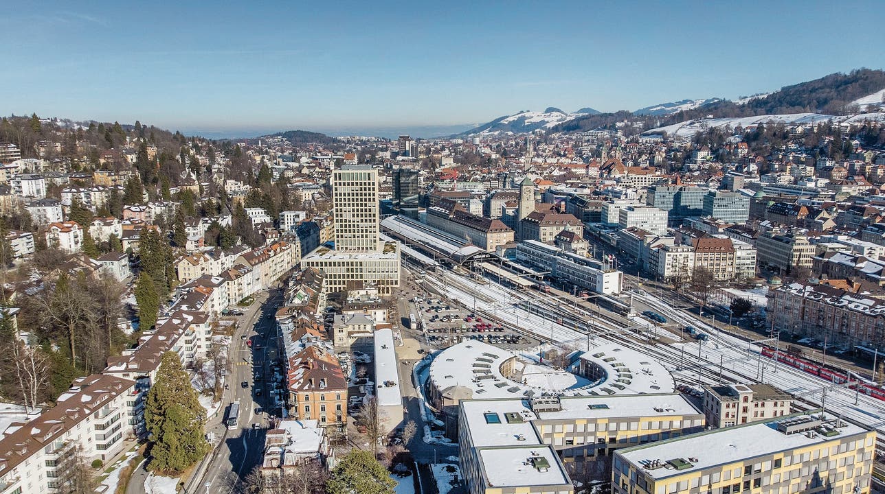 Das Gebiet St .Gallen Bahnhof Nord mit der Lokremise im Vorder- und der Fachhochschule im Hintergrund. (Bild: Urs Bucher (13. Februar 2019))
