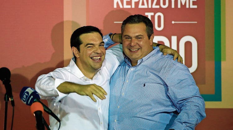 Da waren sie noch Freunde: Der griechische Premier Alexis Tsipras (links) und sein Koalitionspartner Panos Kammenos beim Wahlsieg von Tsipras im Jahr 2015. Bild: Lefteris Pitarakis/AP (Athen, 20. September 2015)