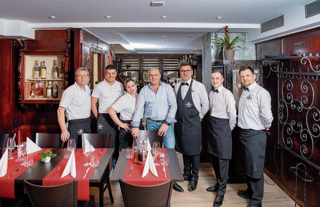 Dzeki Iseni (Mitte) und das Team des Restaurants «Da Giuseppe» im sanierten Hörnli. (Bild: Urs Bucher)