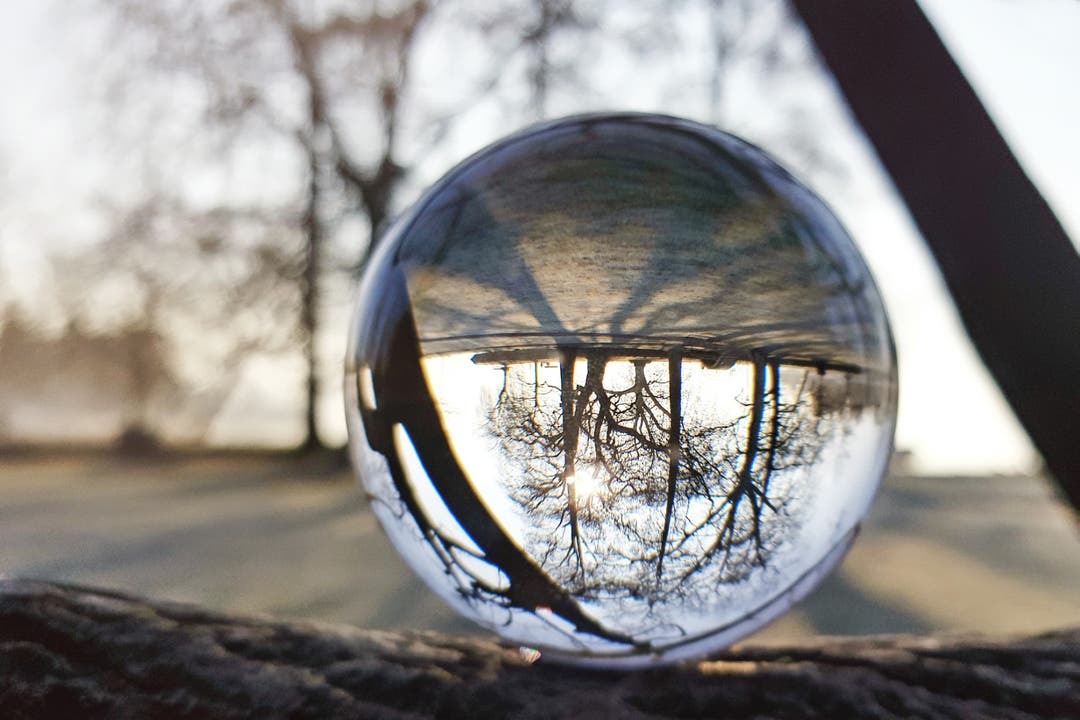 Ein Morgenblick durch die Glaskugel. (Bild: Anita Imfeld-Leu, Cham, 15. Februar 2019)