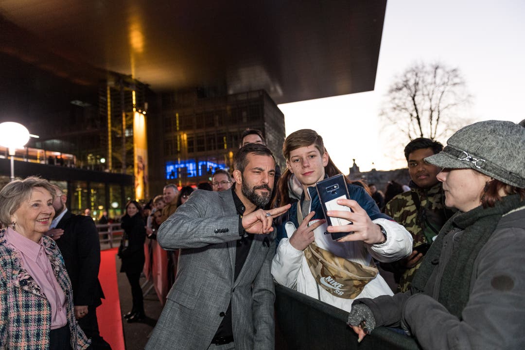 Bligg macht Selfies mit seinen Fans. (Bild: Roger Grütter (Luzern, 16. Februar 2019))