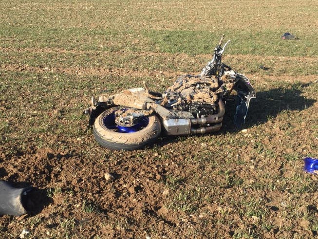 Bei einer Frontalkollision in Villigen hat sich ein Motorradfahrer schwere Verletzungen zugezogen. Seine Maschine dürfte schrottreif sein. (Bild: Kantonspolizei Aargau)