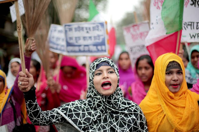 Frauen während eines Protests im Bundesstaat Kalkutta im Osten Indiens. Die Aktivisten fordern ein Verbot des Alkoholverkaufs in ihrem Bundesstaat. (Bild: Piyal Adhikary/EPA (17. Dezember 2018)