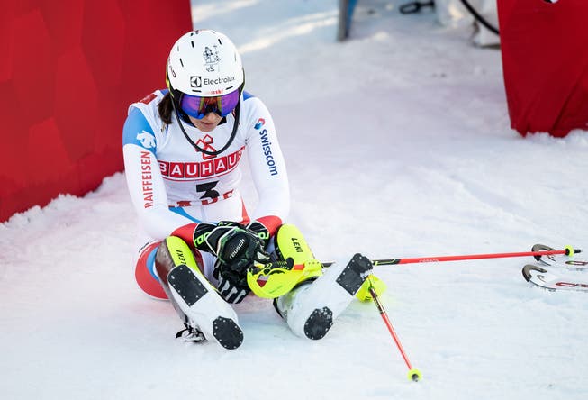Enttäuscht am Boden nach dem missglückten zweiten Lauf: Wendy Holdener. (Bild: Sven Thomann/Freshfocus (Åre, 16. Februar 2019))