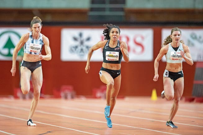 Der schnellste 60-m-Final der Frauen an Schweizer Meisterschaften: Siegerin Mujinga Kambundji (Mitte), Léa Sprunger (links) und Ajla Del Ponte. (Bild: Urs Bucher)