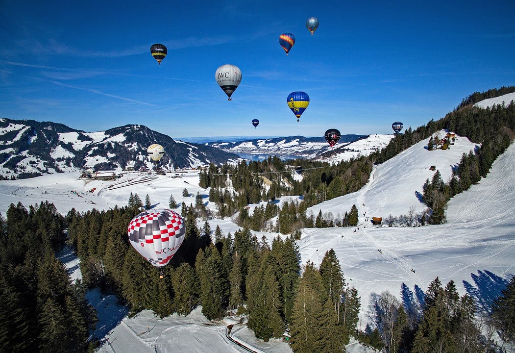 Am Sonntag, 17. Februar fand im Wintersportgebiet Sattel-Hochstuckli die 22. Ballonfiesta statt. Zahlreiche Schaulustige verfolgten den Massenstart der elf Heissluftballone. (Bild: Marcel Murri (17. Februar 2019))