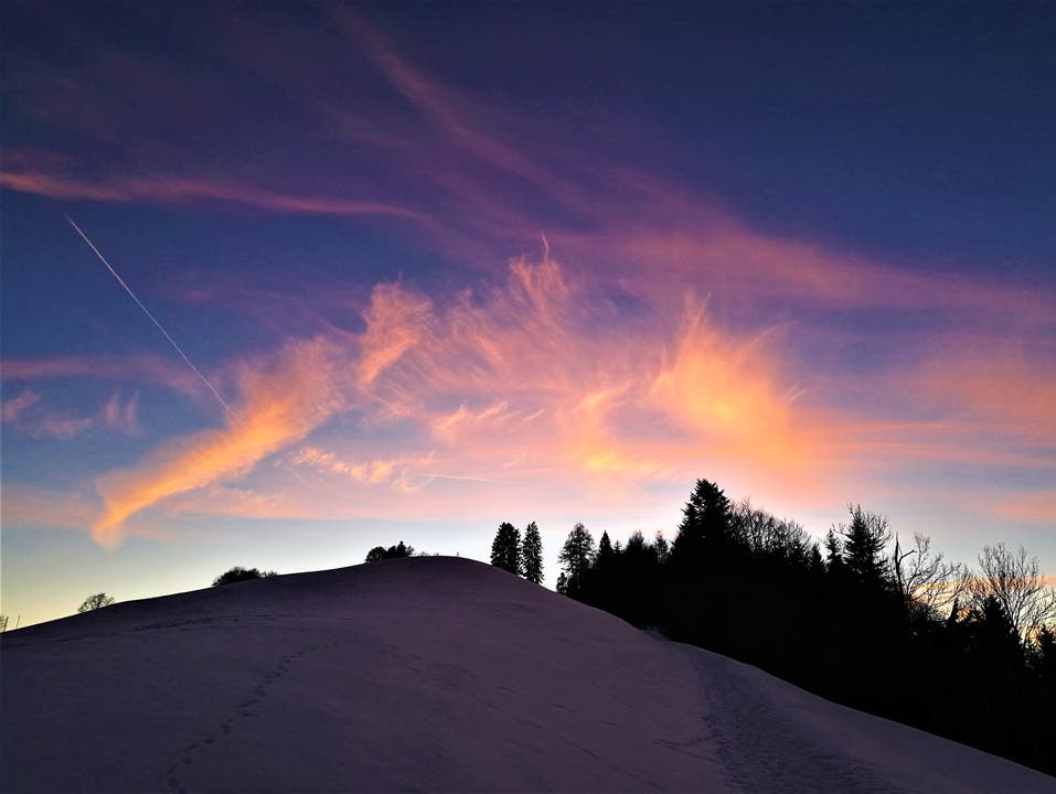 Farbige Wolkenkreationen am Abendhimmel. (Bild: Urs Gutfleisch (Holderchäppeli, 14. Februar 2019))
