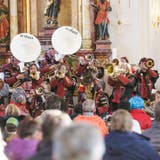 Die Guggenmusik «Crash Band» spielt während des Gottesdienstes am Sonntagmorgen. (Bild: Donato Caspari)