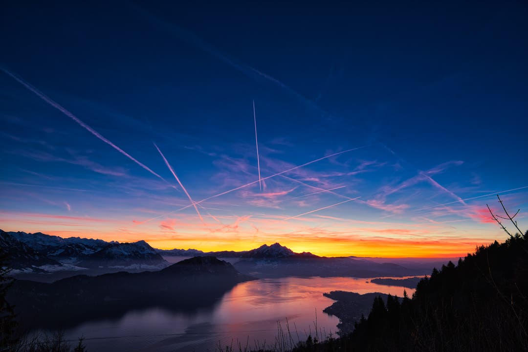 Diesen fantastische Aussicht zum Sonnenuntergang findet man am Rigi Felsentor. Von dort aus geniesst man die Aussicht über den Vierwaldstättersee, den markanten Pilatus und die vielen anderen Bergen. (Bild: Marco Schäfer, Rigi, 13. Februar 2019)
