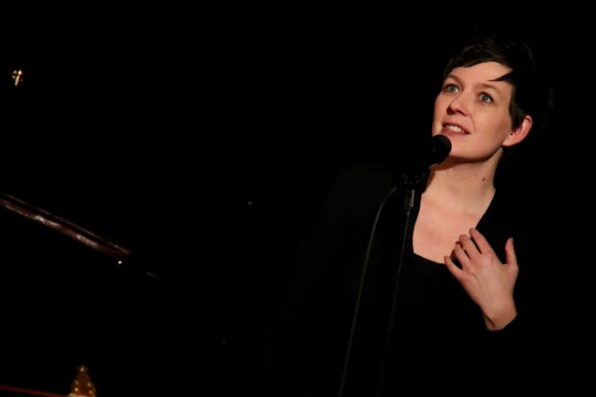 Natasha Hausammann singt in der Aula Sandbänkli Kammerpop. (Bild: Barbara Hettich)
