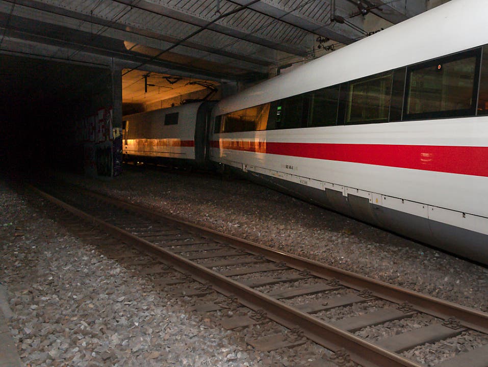 Buchstäblich in letzter Minute hielt der ICE-Zug an, bevor der entgleiste Wagen, der quer zwischen den Gleisen mitgeschleift wurde, in die Tunnel-Trennmauer krachte. (Bild: KEYSTONE/GEORGIOS KEFALAS)