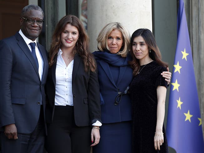 Die französische First Lady Brigitte Macron (2. von rechts im Bild) begrüsst Mitglieder des G7-Beratungsgremiums für Geschlechtergleichheit. Rechts Friedensnobelpreisträgerin Nadia Murad, Denis Mukwege und die französische Gleichstellungs-Sekretärin Marlène Schiappa (2. von links) (Bild: KEYSTONE/EPA/YOAN VALAT)