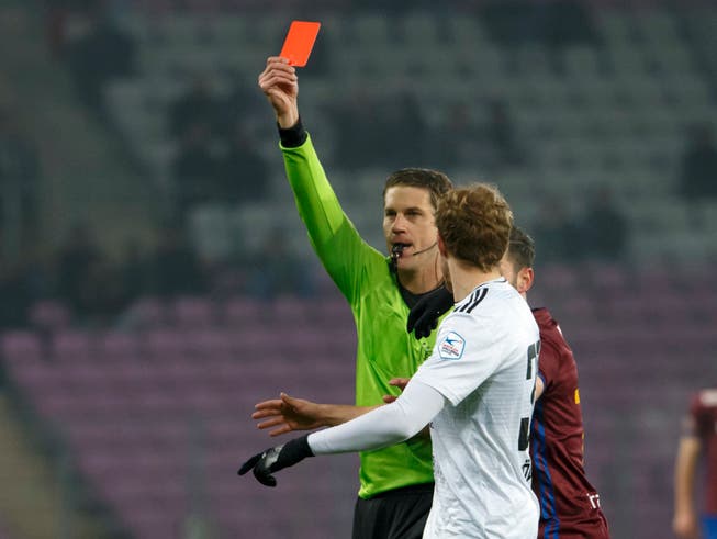 Schiedsrichter Lukas Fähndrich zeigt dem Vaduzer Goalie Andres Hirzel (nicht im Bild) die Rote Karte (Bild: KEYSTONE/SALVATORE DI NOLFI)
