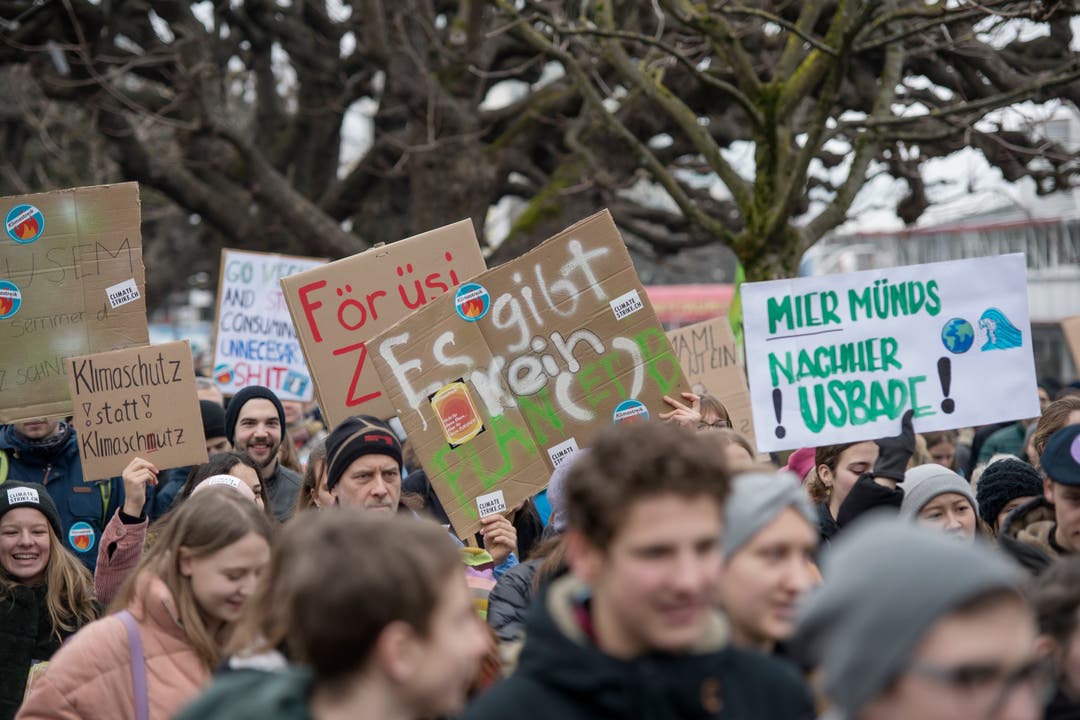 Zweite Klimademonstration von Schülern beim Pavillion am Nationalquai in Luzern. Die Route führte dann zum Jesuitenplatz. Auf dem Bild zu sehen sind Impressionen der Demonstration. (Bild: Pius Amrein (Luzern, 2. Februar 2019))