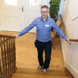 Peter Krüsi, Geschäftsführer des Schloss Berg steht im Treppenhaus mit dem neu angebrachten Geländer. (Bild: PD)