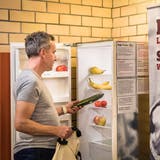 Thomas Leuthard, Vorstandsmitglied von Foodsharing Zug, befüllt einen der Kühlschränke. (Bild: Christian H. Hildebrand (20. Februar 2019))