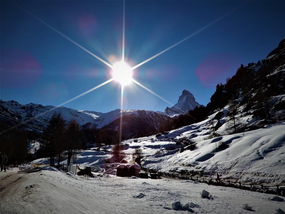 Wenn das gestern kein herrlicher «Bilderbuch-Geburtstags-Tag» war; Ja, wenn Engel reisen lacht der Himmel ! Aufgenommen in Zermatt. (Bild: Margrith Imhof-Röthlin, Zermatt, 19. Februar 2019)