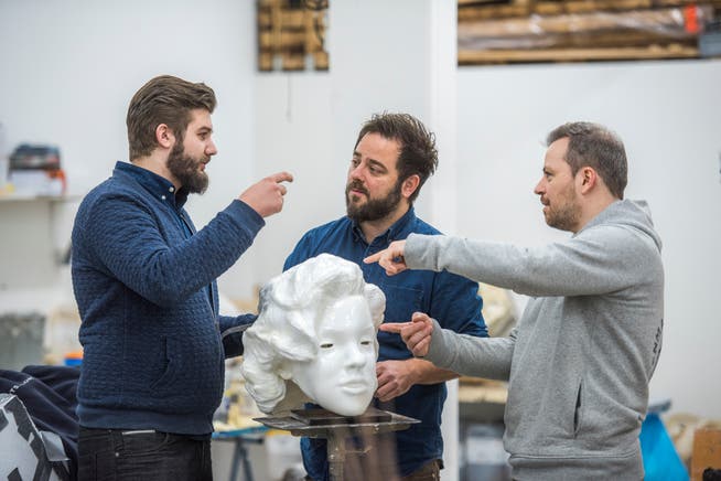 Im Atelier der Maskenmanufaktur.ch. Von links: Jan Widmer, Marco Thomann und Sascha Rossier mit einem Grend aus dem 3D-Drucker. (Bild: Dominik Wunderli, Emmen 14. Februar 2019)