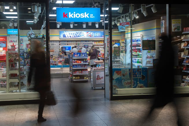 Eine «K Kiosk»-Filiale im Bahnhof Bern. Die Kette gehört zur Valora-Gruppe. Bild: Marcel Bieri/Keystone (20. Februar 2018)
