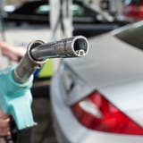 Benzin verteuern um den Verbrauch zu senken? Eine gute Idee, finden erstaunlich viele Freisinnige. (Bild: Christian Beutler/Keystone)