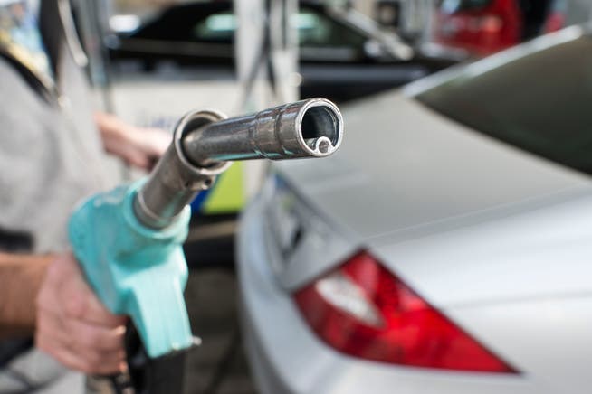 Benzin verteuern um den Verbrauch zu senken? Eine gute Idee, finden erstaunlich viele Freisinnige. (Bild: Christian Beutler/Keystone)