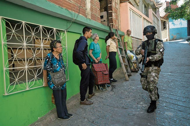 Ein Mitglied der polizeilichen Sondereinsatztruppe Faes patrouilliert in Antimano, einem Stadtteil von Caracas. (Bild: Rodrigo Abd/AP(29. Januar 2019)