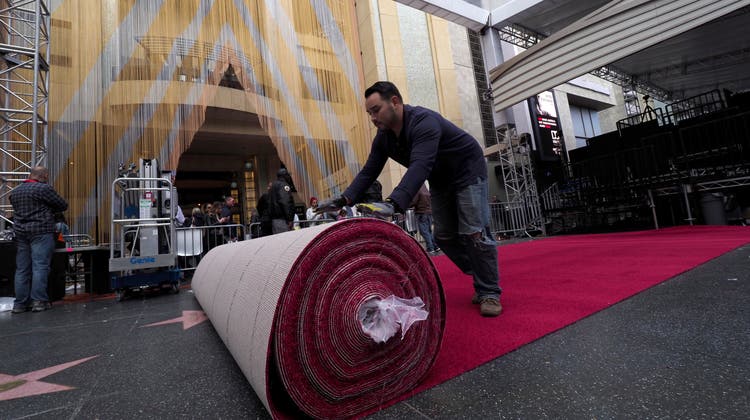 Arbeiter rollen bereits den roten Teppich für die 91. Oscar-Verleihung aus. Diese findet in Hollywood in der Nacht auf den Montag statt. EPA/JOHN G. MABANGLO