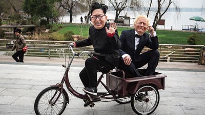 Ob Kim und Trump bei ihrem Wiedersehen auch so gute Laune haben werden wie diese beiden maskierten Imitatoren im chinesischen Wuhan? (Wang He/Getty, 20. Februar 2019)