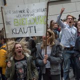 Schüler protestieren vor dem Regierungsgebäude in Luzern gegen Sparmassnahmen bei der Bildung. (Bild: Boris Bürgisser, 5. April 2017)