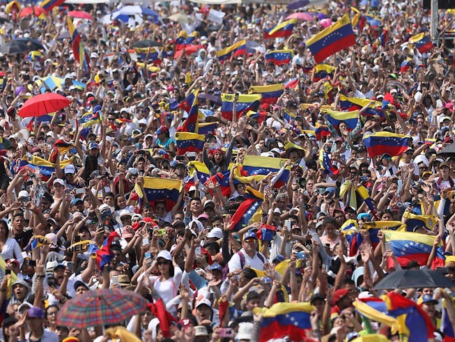 Publikum mit venezolanischen Fahnen beim Benefizkonzert «Venezuela Aid Live». (Bild: KEYSTONE/AP/FERNANDO VERGARA)