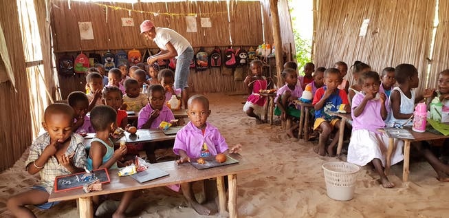 Znünipause im Kindergarten: Dank des Engagements des Vereins «Société Malagasy Suisse» soll Kindern im Norden Madagaskars ein normales Leben ermöglicht werden. (Bild: PD)