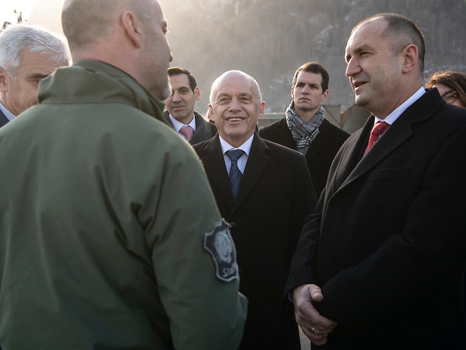 Reto Kunz, Kommandant des Militärflugplatzes Meiringen (links) empfängt den bulgarischen Präsidenten Rumen Radev (rechts) und Bundespräsident Ueli Maurer. (Bild: KEYSTONE/ANTHONY ANEX)