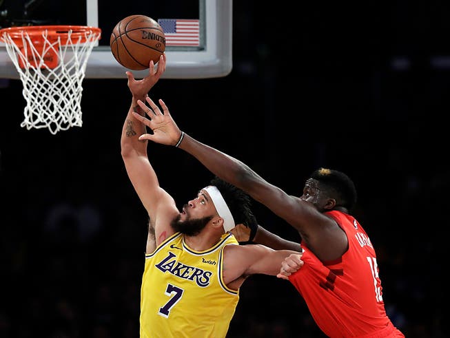 Clint Capela (rechts) feierte gegen die Los Angeles Lakers nach knapp sechs Wochen Pause sein Comeback (Bild: KEYSTONE/AP/MARCIO JOSE SANCHEZ)