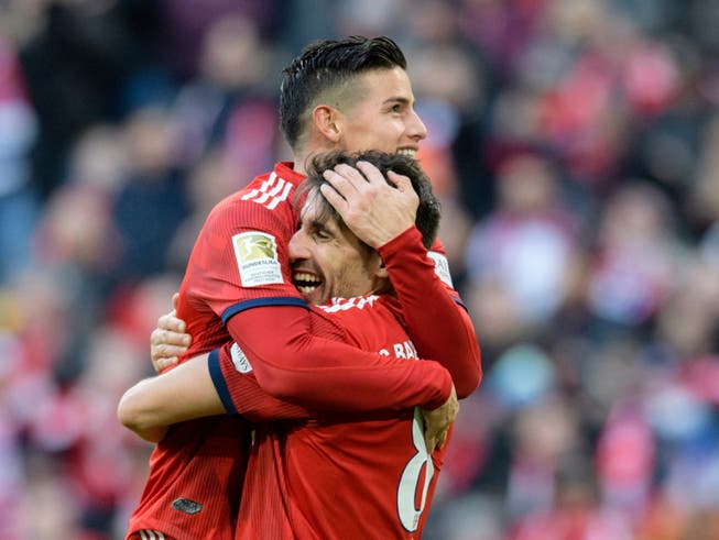 Javi Martinez (Nummer 8) und James Rodriguez bejubeln das Siegestor gegen Hertha Berlin (Bild: KEYSTONE/AP DPA/MATTHIAS BALK)
