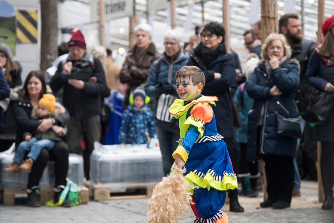 Bereits vor dem offiziellen Fasnachtsstart sind die ersten kostümierten Luzerner zu sehen. (Bild: Pius Amrein, 23. Februar 2019)