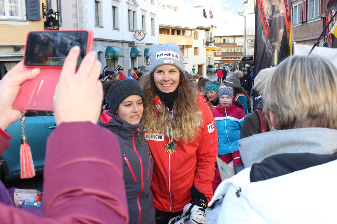 Ein Foto mit der erfolgreichen Skirennfahrerin Aline Danioth in ihrem Heimatdorf Andermatt. (Bild: Elias Bricker, 23. Februar 2019)