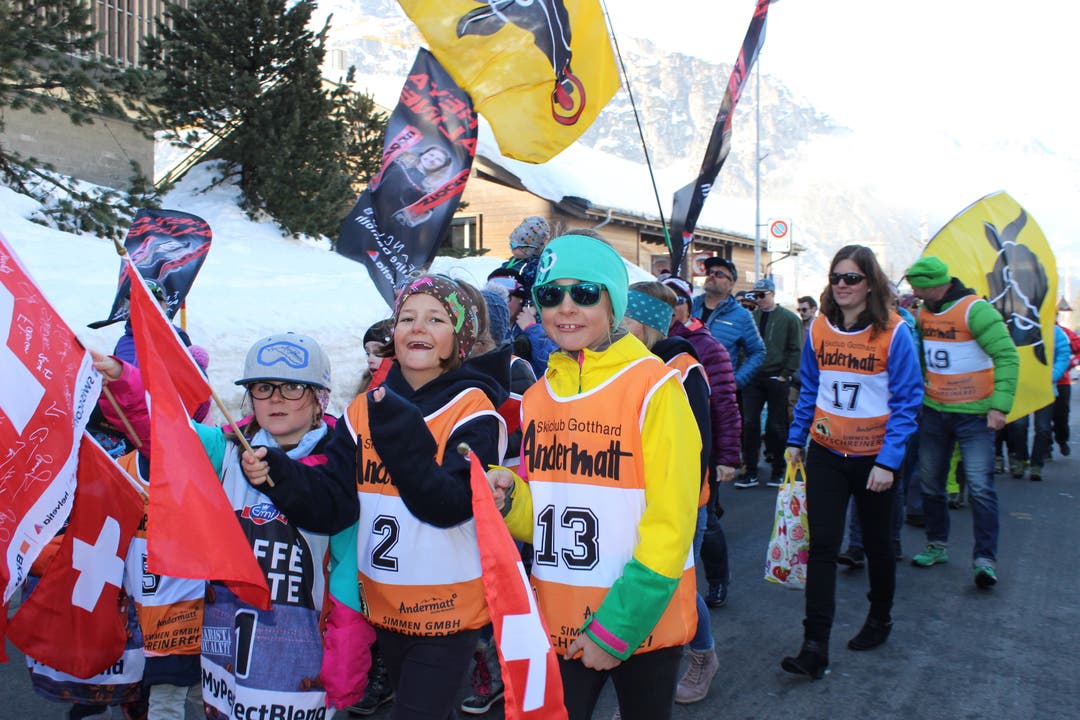 Skirennfahrerin Aline Danioth wird nach ihrem dem Gewinn von Mannschafts-Gold an der WM gebührend in ihrem Heimatdorf Andermatt empfangen. (Bild: Elias Bricker, 23. Februar 2019)