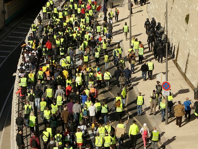 Die Unterstützung für die «Gelbwesten» schwindet: Eine Mehrheit der Franzosen wünscht sich eine Ende der Proteste. (Bild: KEYSTONE/AP/CLAUDE PARIS)