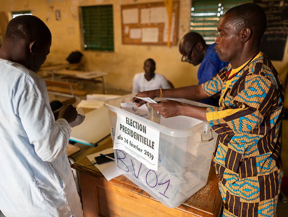 Stimmenabgabe in Senegal: Am Sonntag entschieden die Bürger des afrikanischen Landes über die Vergabe des Präsidentenpostens. (Bild: KEYSTONE/EPA/NIC BOTHMA)