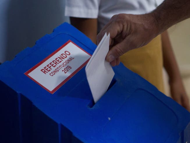 Abstimmungsurne in Havanna - die Kubaner haben die neue Verfassung gebilligt. (Bild: Keystone/EPA EFE/YANDER ZAMORA)