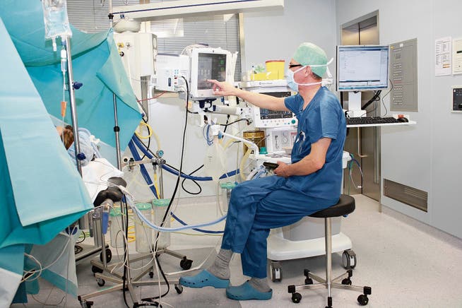 Einblick in einen Operationssaal am Spital Schwyz. (Bild: Irene Infanger, 4. Januar 2012)